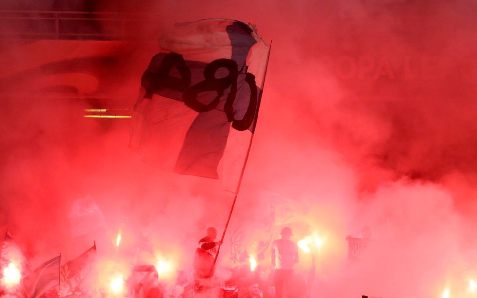 Fanoušci se před utkáním mezi Marseille a Guimaraes prezentovali pyrotechnikou
