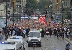 Fanoušci srbského týmu, který se utká v Praze se Spartou prošli centrem Prahy.