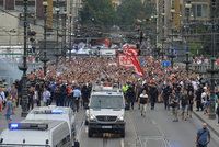 Srbští fotbaloví chuligáni prošli centrem na Letnou: Obchodníci v Pařížské se před nimi zavřeli