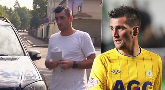 Hrozivá nehoda fotbalisty Fenina: Trefil strom, auto zůstalo na střeše!