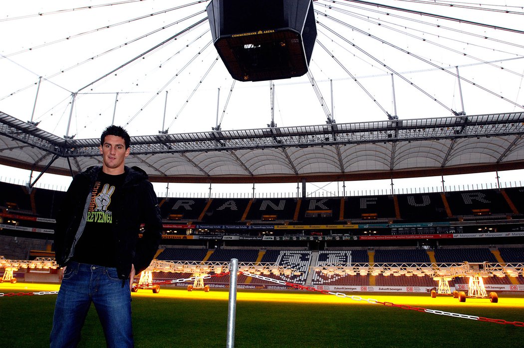 2008. Posila Frankfurtu Martin Fenin pózuje před prázdným stadionem.