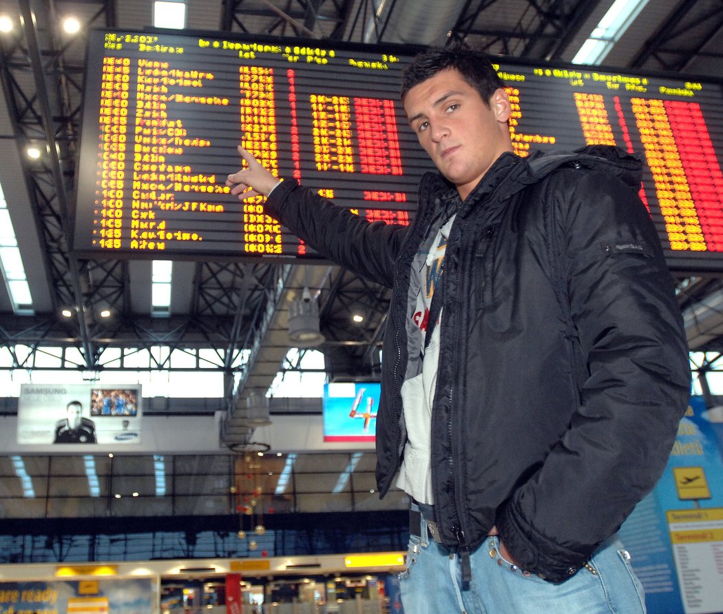 2008. Odlet do Frankfurtu. Martin Fenin míří z pražského letiště na první zahraniční angažmá.