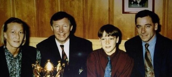 Alex Ferguson a čtrnáctiletý John Terry se svými rodiči. Nechybělo moc a pozdější ikona Chelsea mohla zakotvit v Manchesteru United.