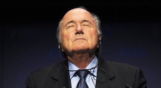 Smyčka se utahuje? Šéf FIFA Blatter šel k výslechu, svědčil i Platini