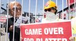Protestující v Curychu před začátkem kongresu FIFA se vyslovili proti Seppu Blatterovi