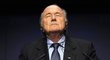 Sepp Blatter (prezident FIFA) Vyšetřovaný kvůli podezření ze zpronevěry a zneužití pravomoci, etickou komisí FIFA suspendovaný na 90 dní.
