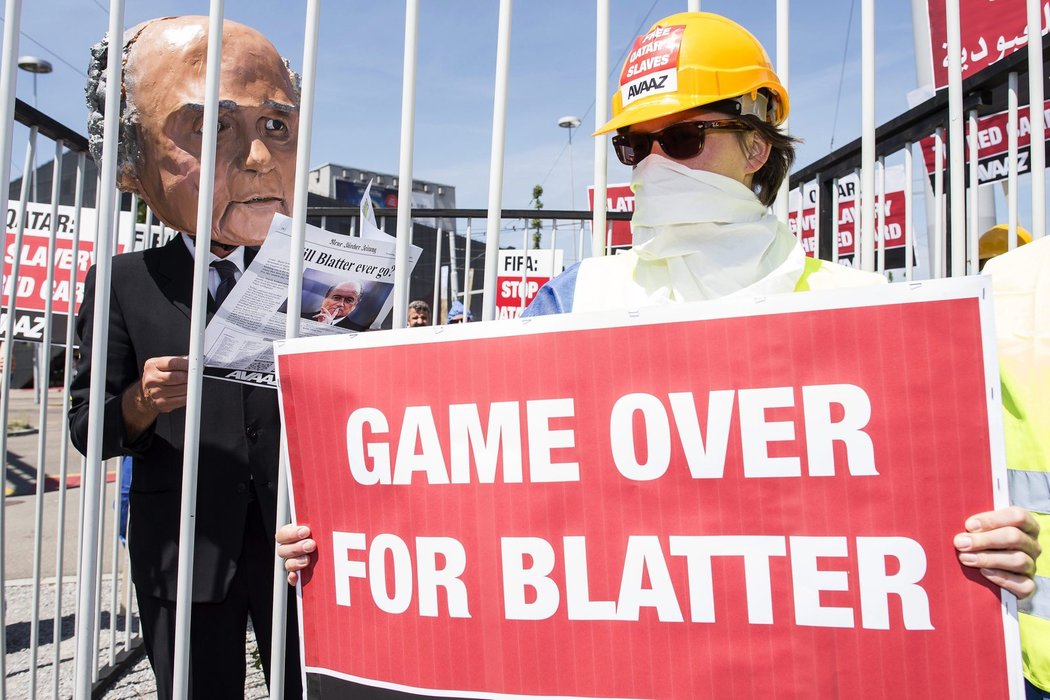 Protestující v Curychu před začátkem kongresu FIFA se vyslovili proti Seppu Blatterovi