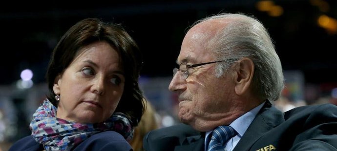 Dcera prezidenta FIFA Seppa Blattera Corinne se tatínka zastala.