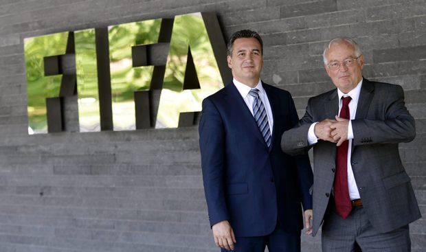 Úsměvy vystřídal konflikt. Šéf vyšetřovací komise Michael García a šéf etické komise FIFA Hans Joachim Eckert. Úsměvy vystřídal konflikt. Šéf vyšetřovací komise Michael García a šéf etické komise FIFA Hans Joachim Eckert.