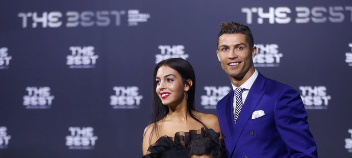 Cristiano Ronaldo vyvedl na slavnostní ceremoniál jako tradičně svého syna a poprvé i svoji přítelkyni Georginu Rodriguezovou