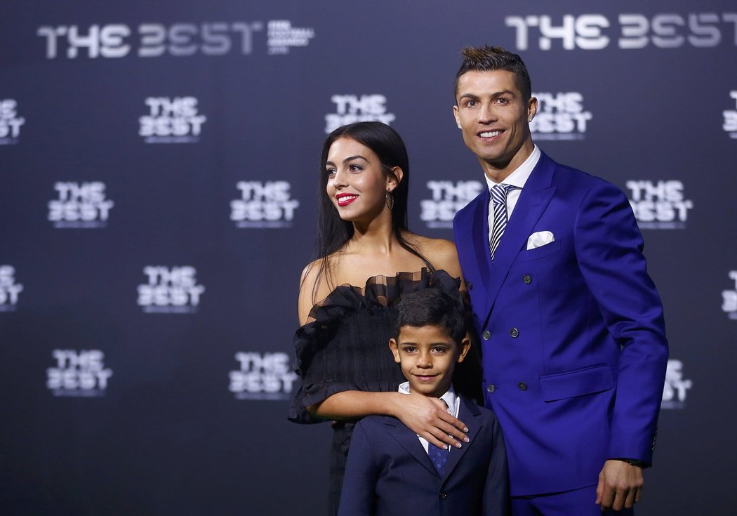 Cristiano Ronaldo vyvedl na slavnostní ceremoniál jako tradičně svého syna a poprvé i svoji přítelkyni Georginu Rodriguezovou