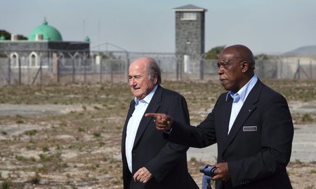 Tokyo Sexwale se Seppem Blatterem