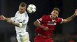 Kapitán Realu Madrid Sergio Ramos a Roberto Firmino z Liverpoolu se ve finále Ligy mistrů potkali na hřišti při hlavičkovém souboji