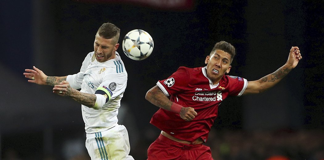 Kapitán Realu Madrid Sergio Ramos a Roberto Firmino z Liverpoolu se ve finále Ligy mistrů potkali na hřišti při hlavičkovém souboji