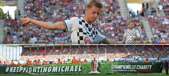 Známé sportovní osobnosti nezapomínají na osud Michaela Schumachera. Exhibičního zápasu v Mainzu se zúčastnil i jeho syn Mick.