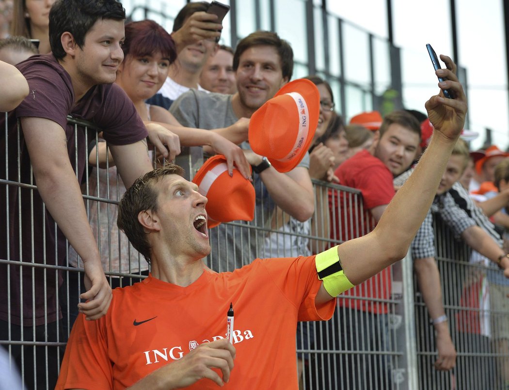 Basketbalista Dirk Nowitzki si udělal selfie s fanoušky