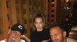Neymar, modelka Barbara Palvin a Lewis Hamilton na večeři.
