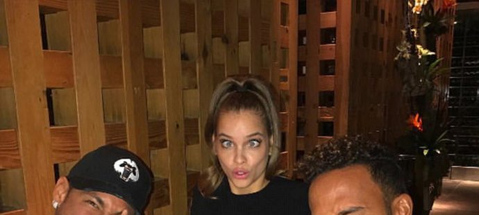 Neymar, modelka Barbara Palvin a Lewis Hamilton na večeři.