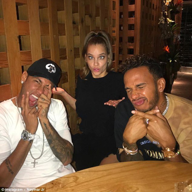 Neymar, modelka Barbara Palvin a Lewis Hamilton na večeři.