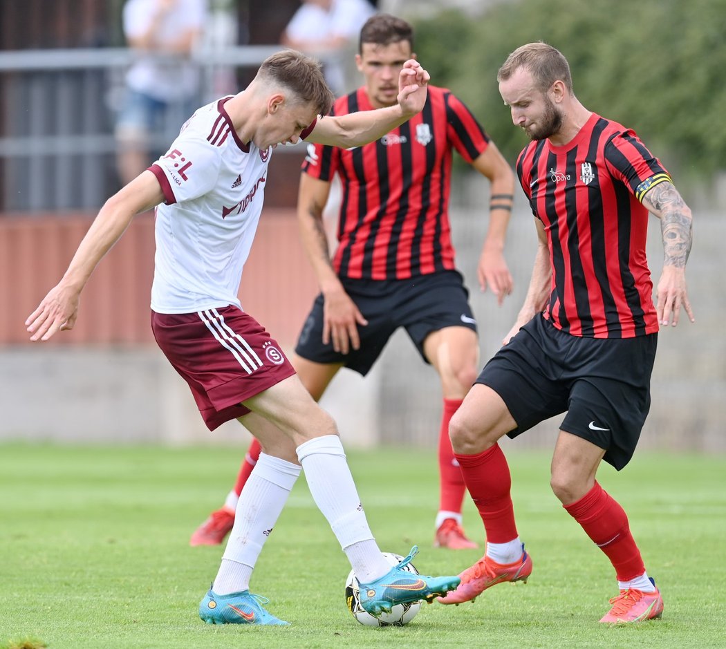 Záložník Kryštof Daněk v souboji s Jiřím Janoščinem v přípravném utkání proti Opavě