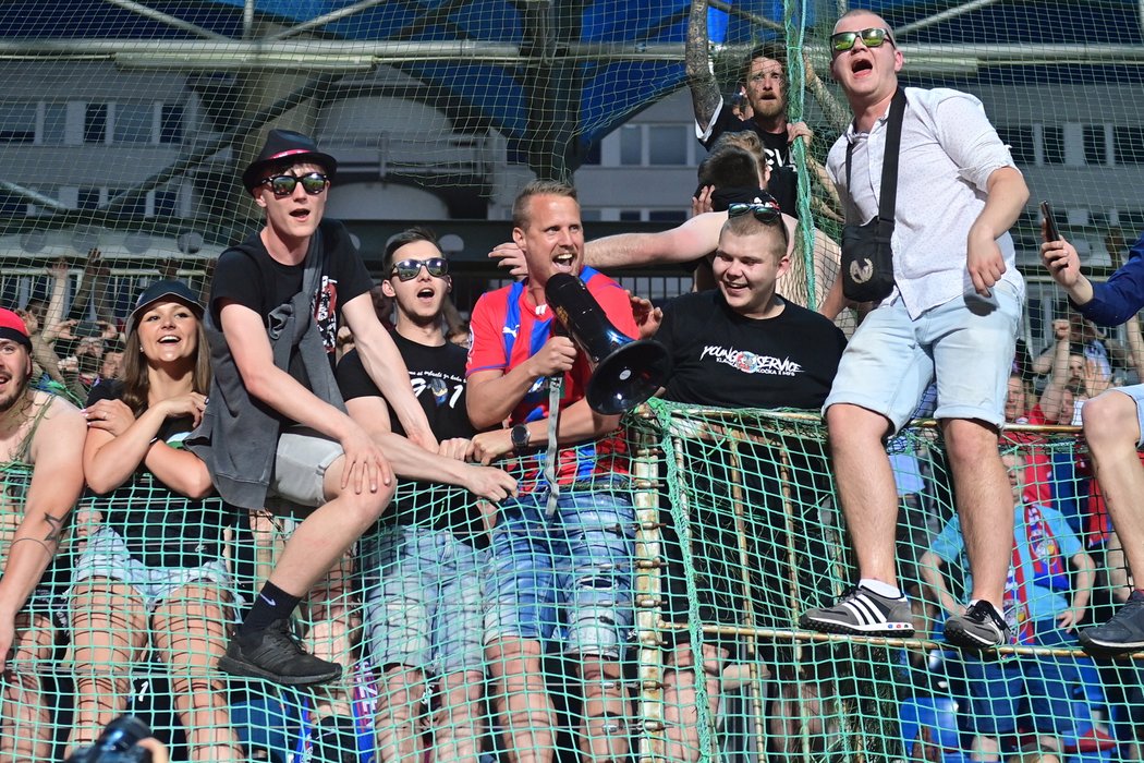 Z hlediště boleslavského stadionu podpořil bývalé spoluhráče Limberský.