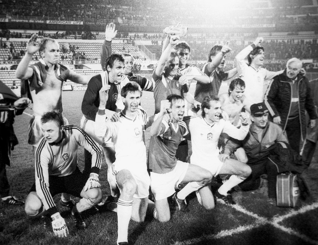 Českoslovenští fotbalisté slaví postup na MS 1990