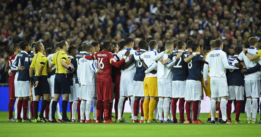 Oba týmy ve Wembley zapózovaly před utkáním společně