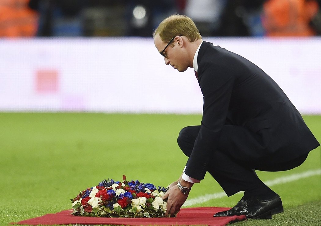 Princ William uctil památku obětí pařížského teroru