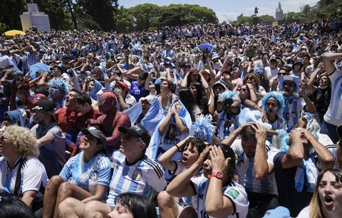 Nadšení argentinští fanoušci v Buenos Aires při finále MS ve fotbale