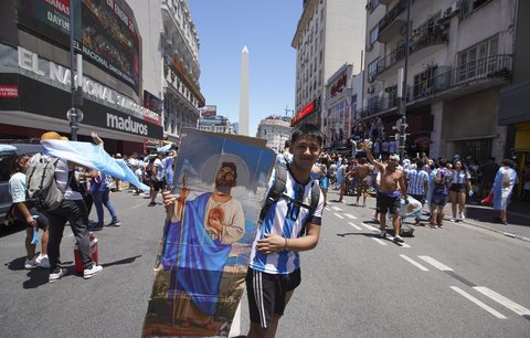 Nadšení argentinští fanoušci v Buenos Aires při finále MS ve fotbale
