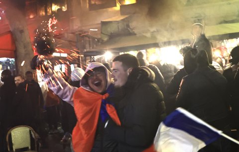 Radost v pařížských ulicích poté, co Francie srovnala proti Argentině