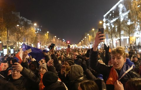 Radost v pařížských ulicích poté, co Francie srovnala proti Argentině