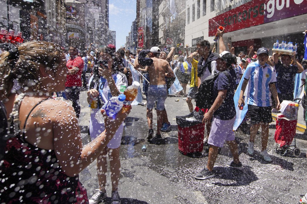 Nadšení argentinští fanoušci v Buenos Aires při finále MS ve fotbale