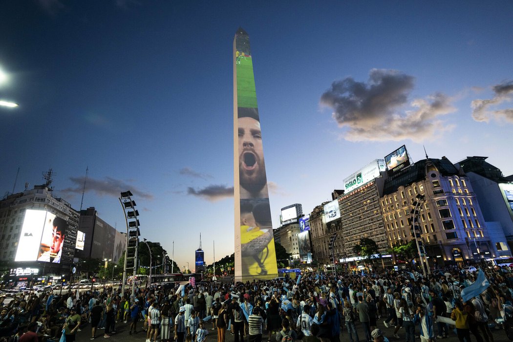 Nadšení argentinští fanoušci v Buenos Aires při finále MS ve fotbale