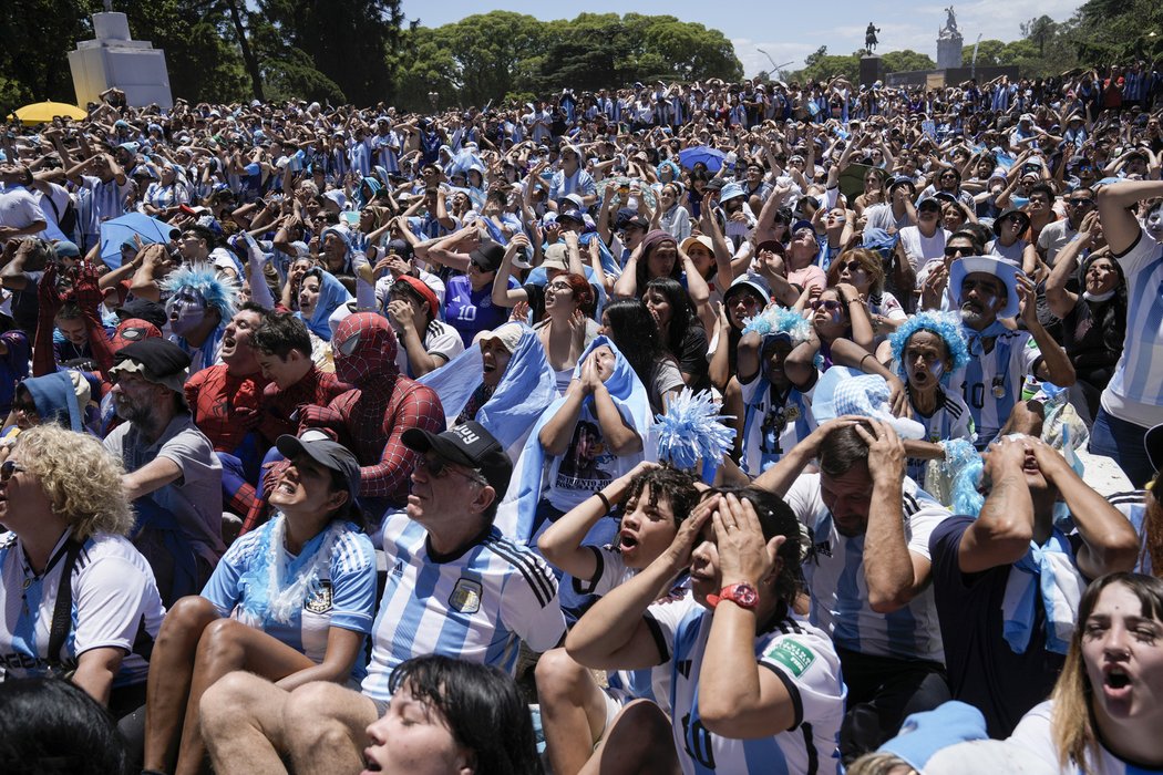 Nadšení argentinští fanoušci v Buenos Aires při finále MS ve fotbale