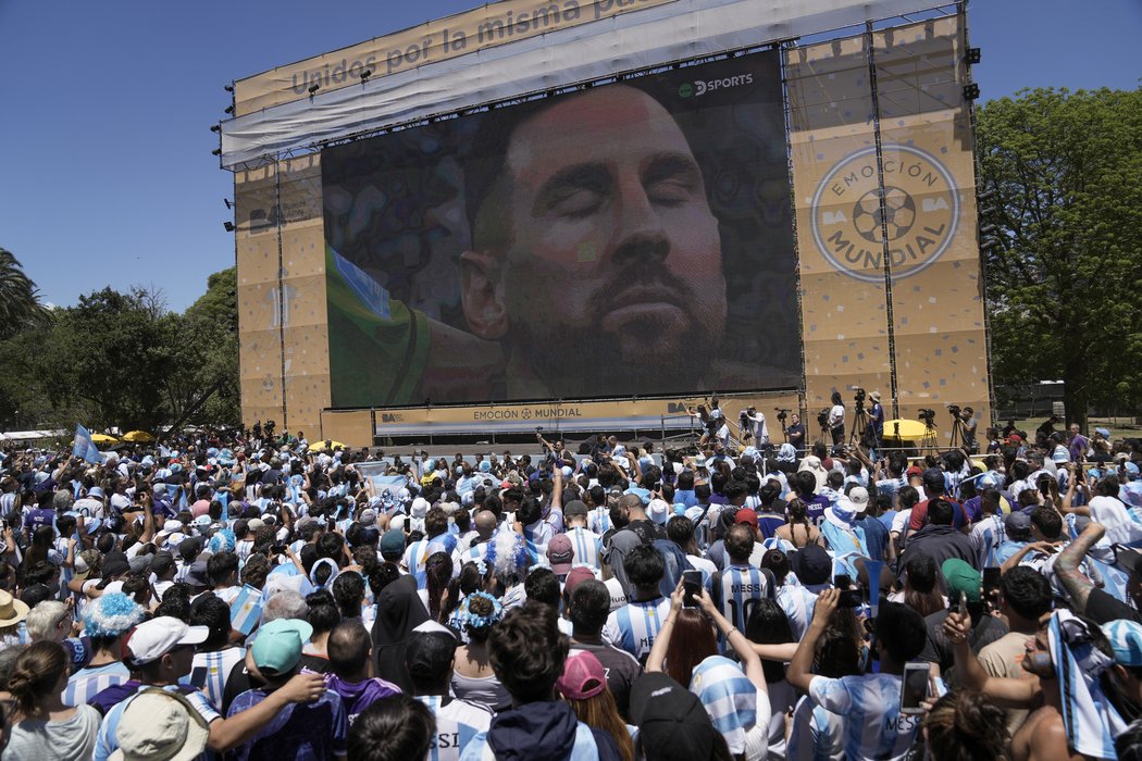 Nadšení argentinští fanoušci v Buenos Aires při finále MS ve fotbale