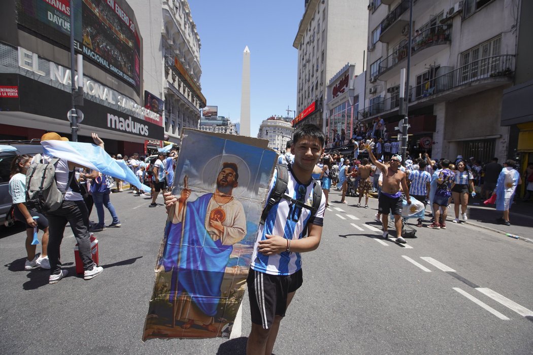 Nadšení argentinští fanoušci v Buenos Aires při finále MS ve fotbale