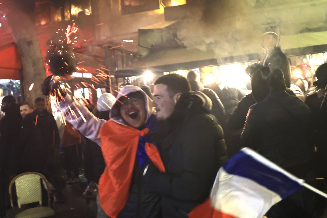 Radost v pařížských ulicích poté, co Francie srovnala proti Argentině