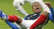 Zraněný Kylian Mbappé v utkání své Francie proti Uruguayi