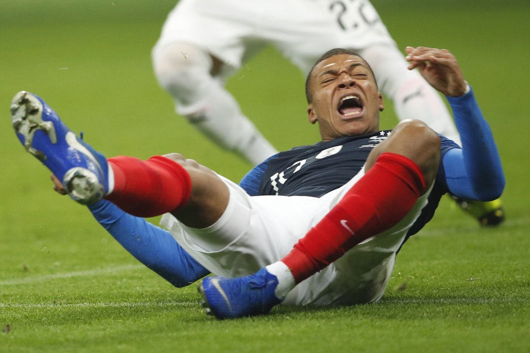 Zraněný Kylian Mbappé v utkání své Francie proti Uruguayi