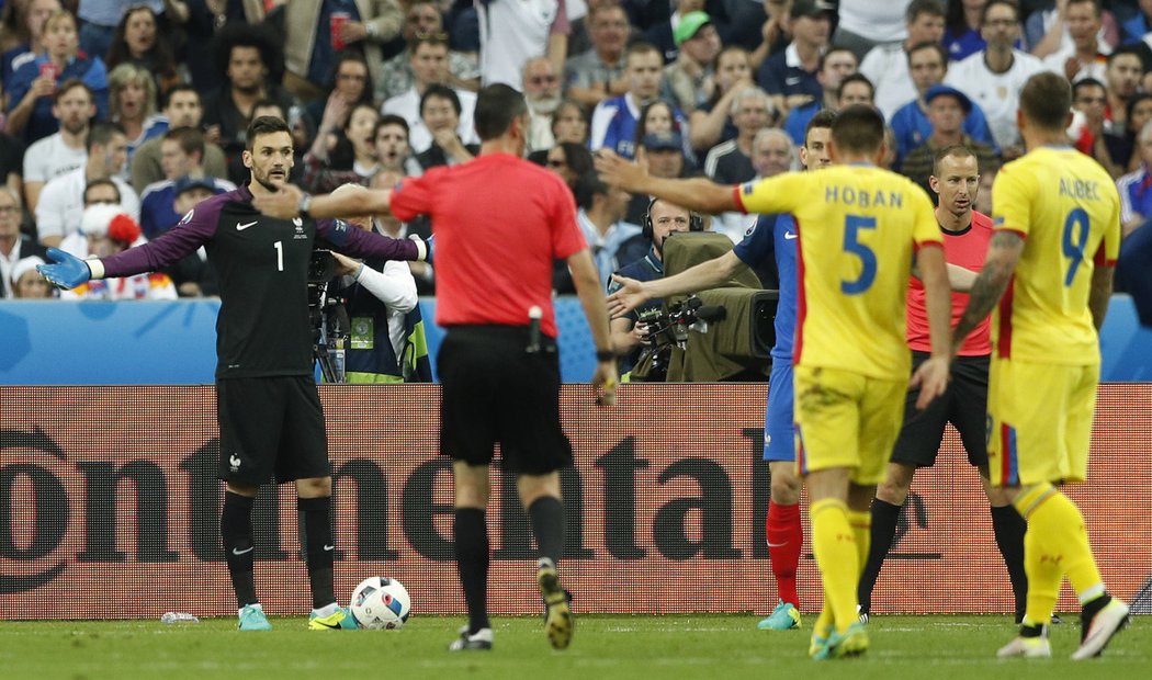 Rozhodčí Viktor Kassai nařídil penaltu proti Francii