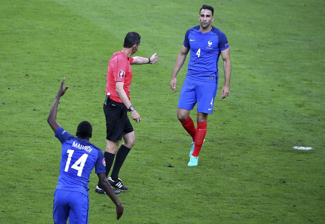 Rozhodčí Viktor Kassai při úvodním utkání EURO Francie - Rumunsko (2:1)