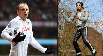Fanoušci Fulhamu slaví! Jacksonovu sochu stěhují pryč ze stadionu