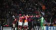 Fotbalisté Galatasaraye Istanbul se radují z vítězství nad Juventusem