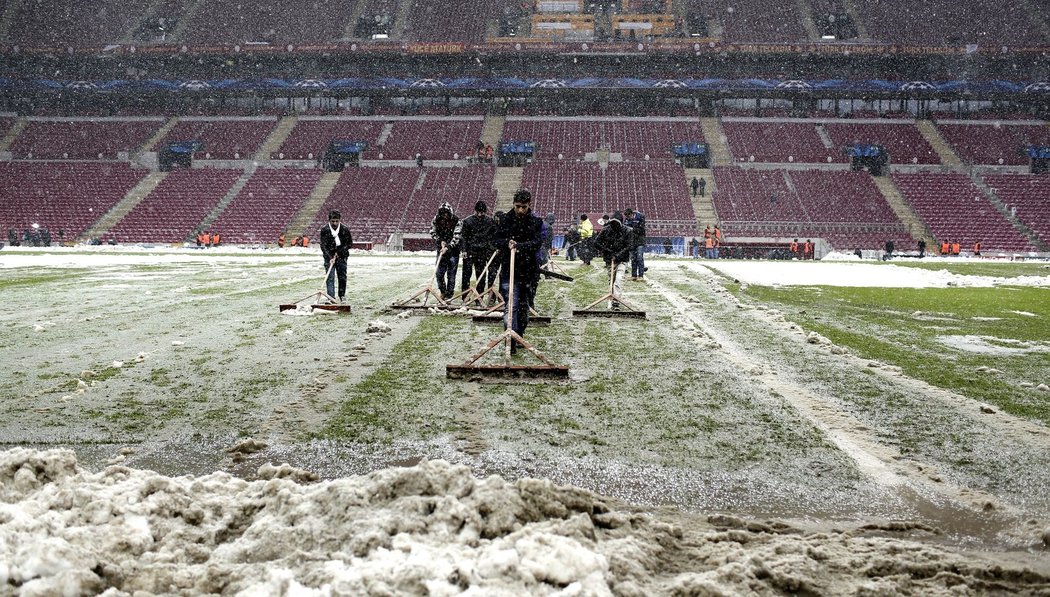 Po odklizení sněhu nevypadalo hřiště v Istaqnbulu vůbec dobře