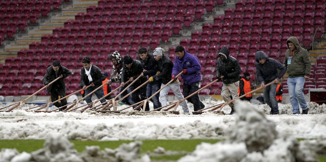 Po odklizení sněhu nevypadalo hřiště v Istaqnbulu vůbec dobře