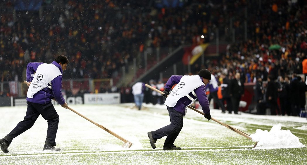 Ani nasazení pořadatelů nepomohlo. Sníh totálně zasypal hřiště na stadionu Galatasaraye.