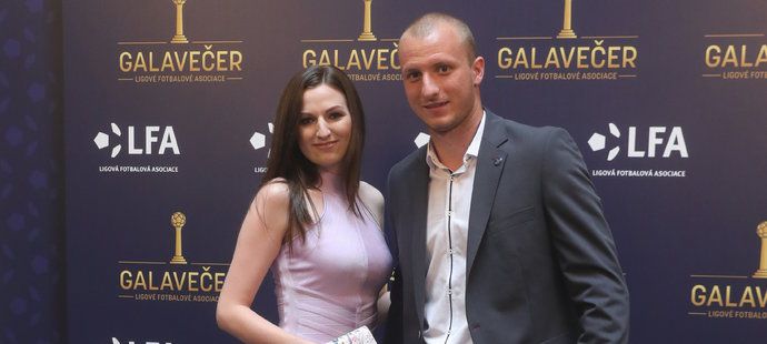 Plzeňský střelec Michal Krmenčík s partnerkou Denisou.
