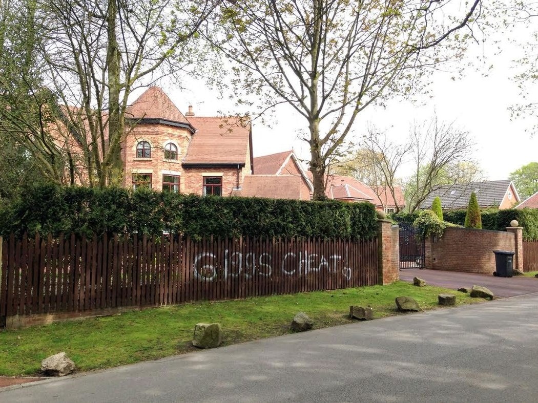 O jedné z Giggsových nevěr se objevil také nápis na domu legendy Manchesteru United