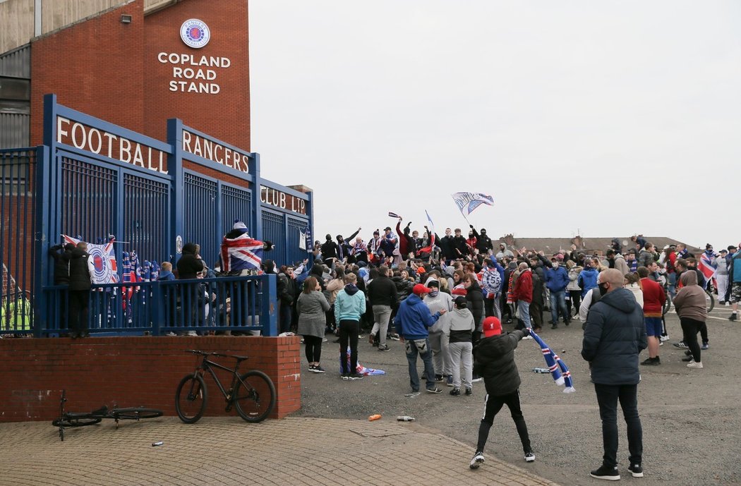 Oslavy fanoušků Rangers u stadionu v Glasgow